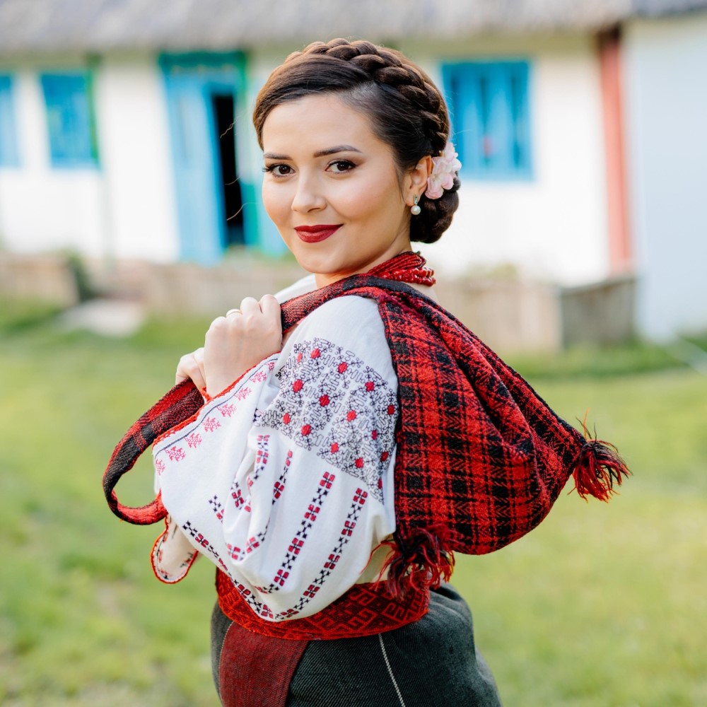 Iustina Irimia - Mi-o dat buna o trăistuță